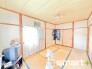 ～２面採光の明るいお部屋～
・和室は２面採光とする事で穏やかな陽の入る明るい空間となっております。
・くつろぎのプライベート時間を明るい空間で穏やかにお過ごしいただけます。
