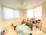 ～２面採光の明るいお部屋～
・洋室は２面採光とする事で穏やかな陽の入る明るい空間となっております。
・くつろぎのプライベート時間を明るい空間で穏やかにお過ごしいただけます。
