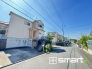 ～十分な広さのある前面道路～
・前面道路は約６ｍございますので、お車でのすれ違いも楽々で余計なストレスがかかりません。
・日々お車での移動が多い方には大切なポイントですね。
