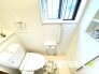 ～埋め込み収納でトイレをスッキリ～
・壁の厚さを利用して収納を埋め込みました。
・床に収納を置かなくていいので床掃除も楽々です。


