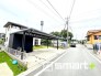 ～十分な広さのある前面道路～
・前面道路は約５ｍございますので、お車でのすれ違いも楽々で余計なストレスがかかりません。
・日々お車での移動が多い方には大切なポイントですね。
