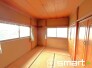 ～収納豊富な洋室～
・各居室に備え付けの収納をご用意。タンスなどを置く場合と比べ出っ張らないので部屋の中を有効のご活用いただけます。
・収納の広さなどぜひ現地でご確認くださいませ。
