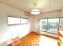 ～２面採光の明るいお部屋～
・和室は２面採光とする事で穏やかな陽の入る明るい空間となっております。
・くつろぎのプライベート時間を明るい空間で穏やかにお過ごしいただけます。
