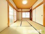 ～「和みの部屋」和室をご用意～
・ゴロンと寝転がったり、お子様のいるご家庭ではお子様を寝かしつけたり、などご活用いただける和室をご用意。
・やはり畳の香りは心が落ち着きますね。
