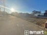 ～十分な広さのある前面道路～
・前面道路は約６ｍございますので、お車でのすれ違いも楽々で余計なストレスがかかりません。
・日々お車での移動が多い方には大切なポイントですね。
