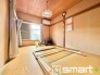 ～「和みの部屋」和室をご用意～
・ゴロンと寝転がったり、お子様のいるご家庭ではお子様を寝かしつけたり、などご活用いただける和室をご用意。
・やはり畳の香りは心が落ち着きますね。
