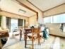 ～穏やかな陽の入るＬＤＫ～
・大きな窓のあるＬＤＫは陽当りも良好で明るい空間となっております。
・ご家族団らんなど過ごす時間の多いＬＤＫが明るいのは嬉しいポイントですね。
