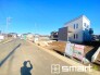 ～十分な広さのある前面道路～
・前面道路は約６ｍございますので、お車でのすれ違いも楽々で余計なストレスがかかりません。
・日々お車での移動が多い方には大切なポイントですね。
