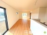 ～余裕の空間が広がるＬＤＫ～
・18帖あるＬＤＫはご家族団らんのお時間を余裕の広さで演出してくれます。
・ご内覧の際は家具の配置などもイメージしながらご覧くださいませ。
