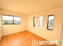 ～２面採光の明るいお部屋～
・洋室は２面採光とする事で穏やかな陽の入る明るい空間となっております。
・くつろぎのプライベート時間を明るい空間で穏やかにお過ごしいただけます。
