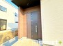 ～お住まいの顔「玄関」～
・玄関ドアの上にはもちろん軒がございますので、雨の日でも濡れずに鍵の開閉が可能です。
・鍵は防犯性に優れたディンプルキーを採用。
