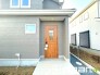 ～お住まいの顔「玄関」～
・玄関ドアの上にはもちろん軒がございますので、雨の日でも濡れずに鍵の開閉が可能です。
・鍵は防犯性に優れたディンプルキーを採用。
