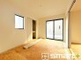 ～２面採光の明るいお部屋～
・和室は２面採光とする事で穏やかな陽の入る明るい空間となっております。
・くつろぎのプライベート時間を明るい空間で穏やかにお過ごしいただけます。
