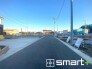 ～十分な広さのある前面道路～
・前面道路は約６ｍございますので、お車でのすれ違いも楽々で余計なストレスがかかりません。
・日々お車での移動が多い方には大切なポイントですね。
