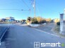 ～十分な広さのある前面道路～
・前面道路は約５ｍございますので、お車でのすれ違いも楽々で余計なストレスがかかりません。
・日々お車での移動が多い方には大切なポイントですね。
