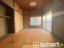 ～２面採光の明るいお部屋～
・和室は２面採光とする事で穏やかな陽の入る明るい空間となっております。
・くつろぎのプライベート時間を明るい空間で穏やかにお過ごしいただけます。
