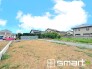 ～閑静な住宅街の立地～
・周辺は閑静な住宅街となっておりますので、静かな暮らしをご実現いただけます。
・前面道路の交通量も多くないので、小さなお子様がいるご家庭でもご安心ですね。
(1号棟)