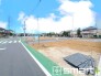 ～閑静な住宅街の立地～
・周辺は閑静な住宅街となっておりますので、静かな暮らしをご実現いただけます。
・前面道路の交通量も多くないので、小さなお子様がいるご家庭でもご安心ですね。
(1号棟)