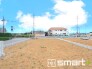 ～閑静な住宅街の立地～
・周辺は閑静な住宅街となっておりますので、静かな暮らしをご実現いただけます。
・前面道路の交通量も多くないので、小さなお子様がいるご家庭でもご安心ですね。
