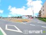 ～開放感ある角地のお住まい～
・２方向が空く事で開放感のある角地に位置しております。
・窮屈な感じが無く、ゆったりと暮らせるこの魅力をぜひ現地でご体感くださいませ。
