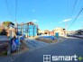 ～陽当りの良い南道路の立地～
・南側に道路がございますので、穏やかな陽の入る陽当り良好なお住まい。
・将来的にも陽当りが確保されているのが嬉しいポイントですね。
