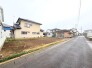 ～十分な広さのある前面道路～
・前面道路は約4ｍございますので、お車でのすれ違いも可能で余計なストレスがかかりません。
・日々お車での移動が多い方には大切なポイントですね。
