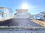 ～閑静な住宅街の立地～
・周辺は閑静な住宅街となっておりますので、静かな暮らしをご実現いただけます。
・前面道路の交通量も多くないので、小さなお子様がいるご家庭でもご安心ですね。
