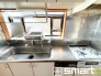 ～使い勝手の良いシステムキッチン～
・料理がしやすい設計のキッチンでお料理もはかどりますね。
・もちろんキッチン下部は収納になっておりますので、フライパンなども収納可能です。
