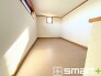 ～小屋裏収納のあるお住まい～
・本来デッドスペースとなる小屋裏も無駄にせず収納をご用意。
・普段使わない物や、取っておきたい箱や段ボールなどの置場としてご活用いただけます。
