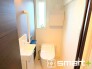 トイレ内に手洗いも設置。便器はアラウーノ採用でお手入れが簡単です。