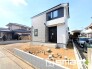 ～閑静な住宅街の立地～
・周辺は閑静な住宅街となっておりますので、静かな暮らしをご実現いただけます。
・前面道路の交通量も多くないので、小さなお子様がいるご家庭でもご安心ですね。
