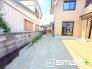 ～お庭もある余裕の敷地～
・広々した敷地にはお庭もご用意。お庭があるだけで余裕を感じますね。
・防草シートや人工芝の敷設などのオプションもお気軽にご相談くださいませ。
