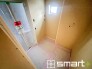 ～シャワー付き洗面台を採用～
・洗面台の蛇口がホースで伸びシャワーとしてご利用可能。
・朝の寝ぐせ直しなどにシャワーを使いたい時、洗面台の掃除をする際にも便利にお使いいただけますよ。

