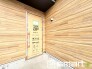 ～お住まいの顔「玄関」～
・玄関ドアの上にはもちろん軒がございますので、雨の日でも濡れずに鍵の開閉が可能です。
・鍵は防犯性に優れたディンプルキーを採用。

