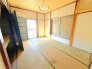 ～２面採光の明るいお部屋～
・和室は２面採光とする事で穏やかな陽の入る明るい空間となっております。
・くつろぎのプライベート時間を明るい空間で穏やかにお過ごしいただけます。
