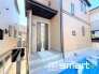 ～お住まいの顔「玄関」～
・玄関ドアの上にはもちろん軒がございますので、雨の日でも濡れずに鍵の開閉が可能です。
・鍵は防犯性に優れたディンプルキーを採用。
