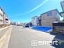 ～閑静な住宅街の立地～
・周辺は閑静な住宅街となっておりますので、静かな暮らしをご実現いただけます。
・前面道路の交通量も多くないので、小さなお子様がいるご家庭でもご安心ですね。
