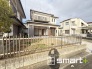 ～閑静な住宅街の立地～
・周辺は閑静な住宅街となっておりますので、静かな暮らしをご実現いただけます。
・前面道路の交通量も多くないので、小さなお子様がいるご家庭でもご安心ですね。
