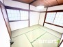 ～「和みの部屋」和室をご用意～
・ゴロンと寝転がったり、お子様のいるご家庭ではお子様を寝かしつけたり、などご活用いただける和室をご用意。
・やはり畳の香りは心が落ち着きますね。

