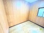 ～広々した「納戸」をご用意～
・本来の用途である収納としてはもちろん、テレワークスペースとしてもご利用可能な納戸をご用意。
・広さの感覚など、ぜひ現地でご体感くださいませ。
