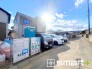 ～閑静な住宅街の立地～
・周辺は閑静な住宅街となっておりますので、静かな暮らしをご実現いただけます。
・前面道路の交通量も多くないので、小さなお子様がいるご家庭でもご安心ですね。
（1号棟）