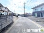 ～十分な広さの４．５ｍある前面道路～
・前面道路は約４．５ｍございますので、お車でのすれ違いも可能で余計なストレスがかかりません。
・日々お車での移動が多い方には大切なポイントですね。
