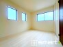 ～２面採光の明るいお部屋～
・洋室は２面採光とする事で穏やかな陽の入る明るい空間となっております。
・くつろぎのプライベート時間を明るい空間で穏やかにお過ごしいただけます。
