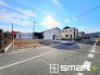 ～閑静な住宅街の立地～
・周辺は閑静な住宅街となっておりますので、静かな暮らしをご実現いただけます。
・前面道路の交通量も多くないので、小さなお子様がいるご家庭でもご安心ですね。
