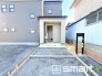 ～お住まいの顔「玄関」～
・玄関ドアの上にはもちろん軒がございますので、雨の日でも濡れずに鍵の開閉が可能です。
・鍵は防犯性に優れたディンプルキーを採用。
