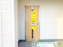 ～お住まいの顔「玄関」～
・玄関ドアの上にはもちろん軒がございますので、雨の日でも濡れずに鍵の開閉が可能です。
・鍵は防犯性に優れたディンプルキーを採用。
