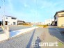 ～閑静な住宅街の立地～
・周辺は閑静な住宅街となっておりますので、静かな暮らしをご実現いただけます。
・前面道路の交通量も多くないので、小さなお子様がいるご家庭でもご安心ですね。
