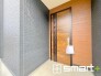 ～お住まいの顔「玄関」～
・玄関ドアの上にはもちろん軒がございますので、雨の日でも濡れずに鍵の開閉が可能です。
・鍵は防犯性に優れたディンプルキーを採用。
