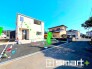 ～閑静な住宅街の立地～
・周辺は閑静な住宅街となっておりますので、静かな暮らしをご実現いただけます。
・前面道路の交通量も多くないので、小さなお子様がいるご家庭でもご安心ですね。
（2号棟）