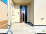 ～お住まいの顔「玄関」～
・玄関ドアの上にはもちろん軒がございますので、雨の日でも濡れずに鍵の開閉が可能です。
・鍵は防犯性に優れたディンプルキーを採用。
（2号棟）